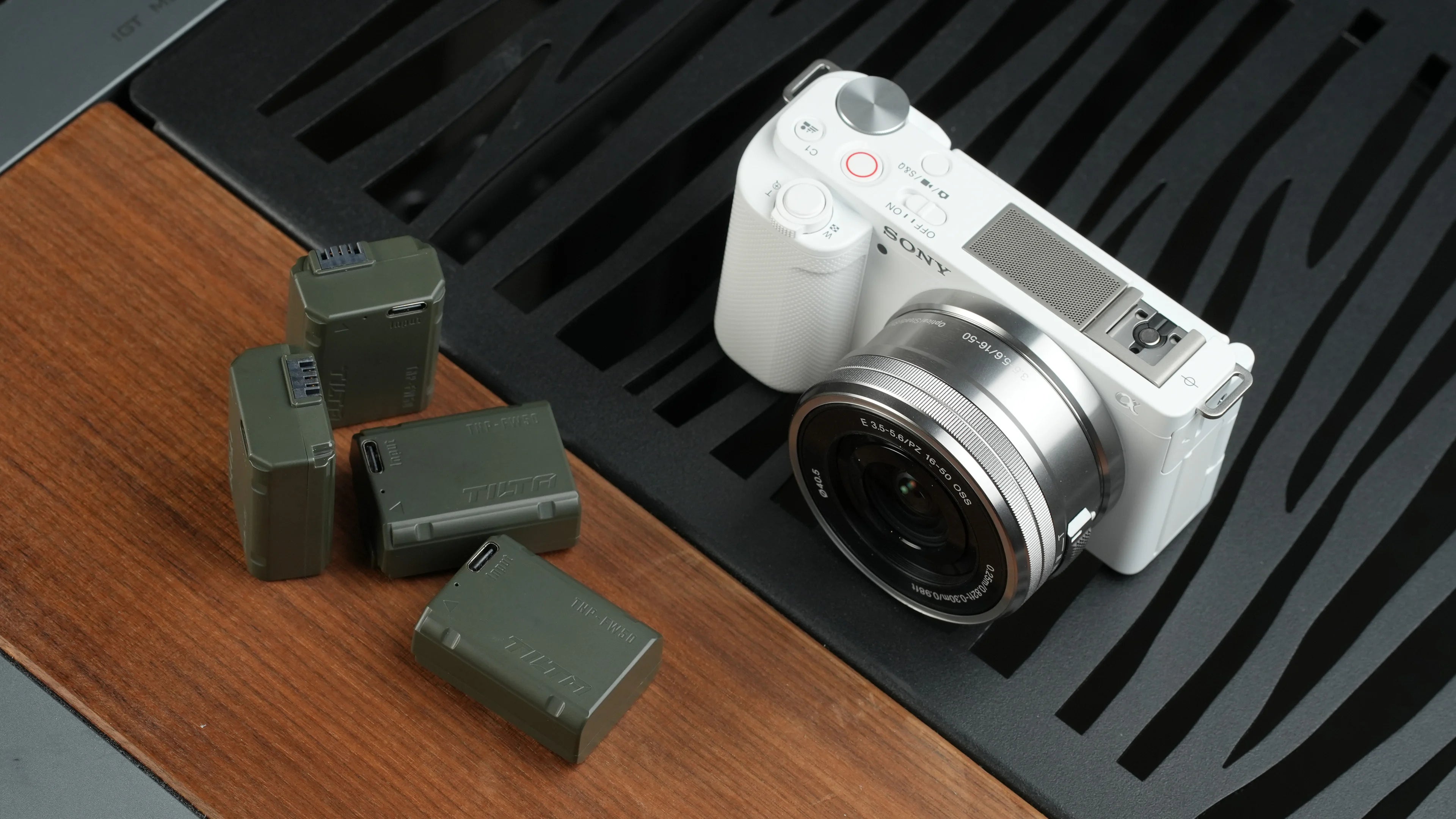 Batería Tilta NP-FW50 con entrada USB-C (980mAh) – Verde