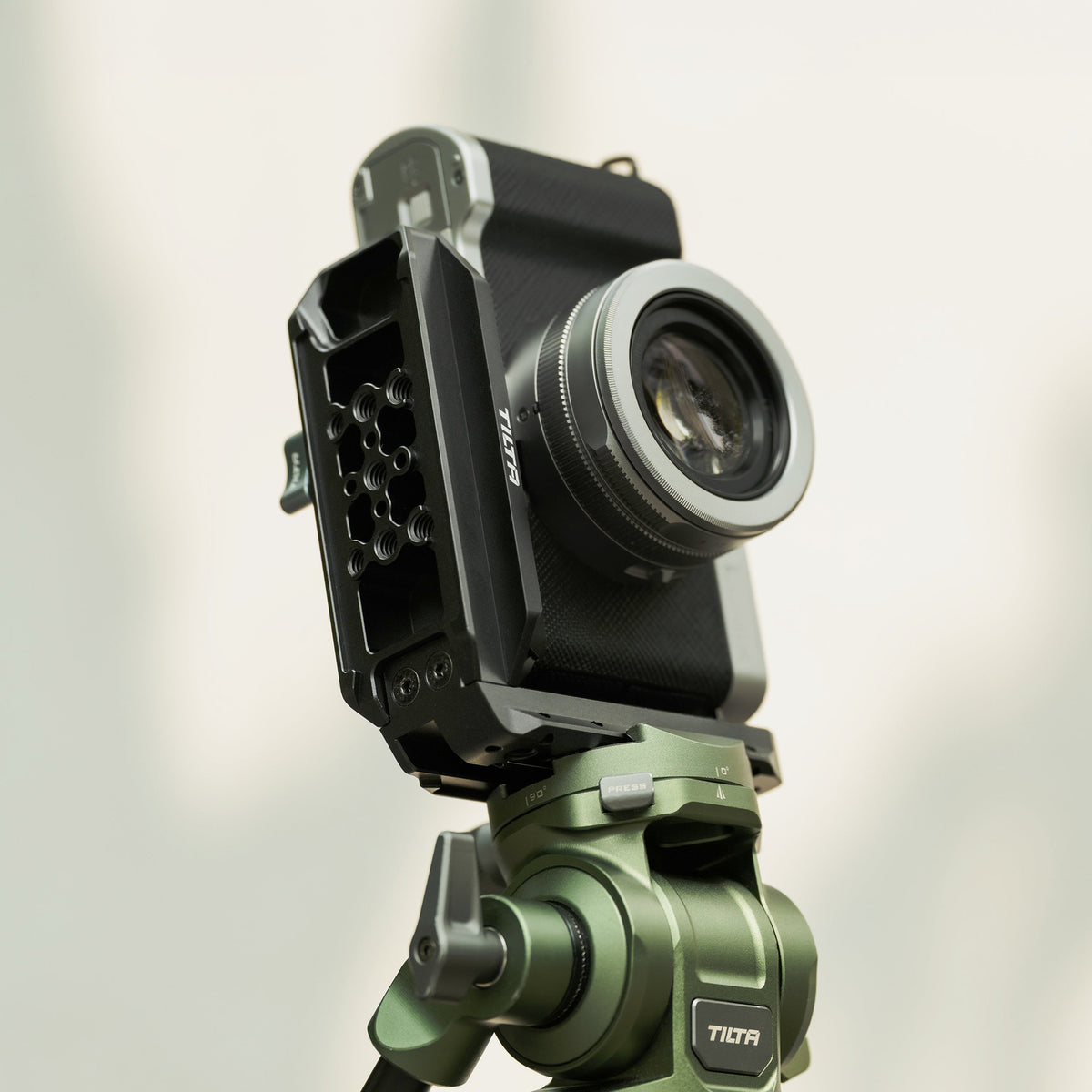 Tilta Universal Vertical Mounting Bracket – Black