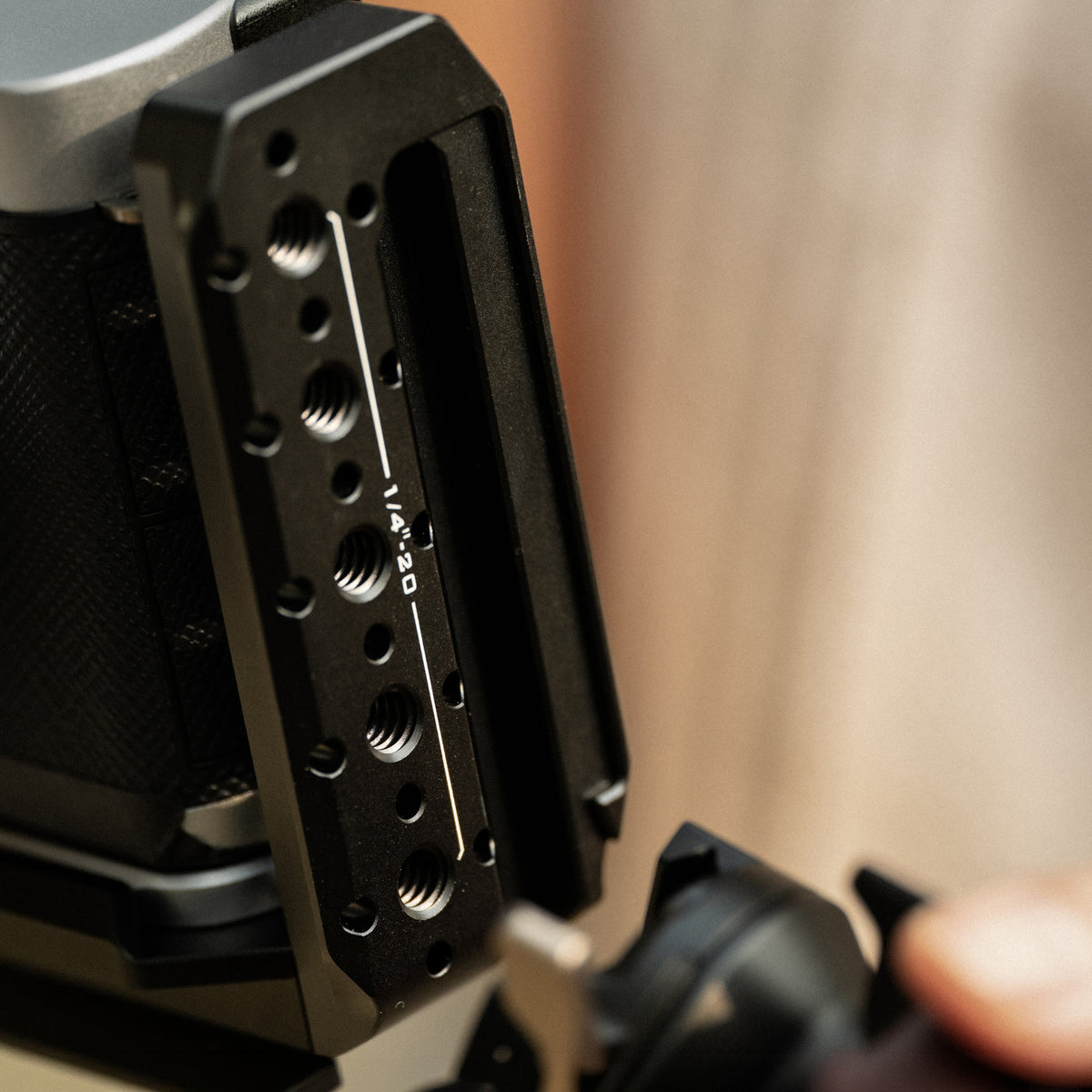 Tilta Universal Vertical Mounting Bracket – Black